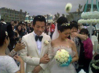 大S婚礼现场直击：新娘大S披婚纱甜笑 紧挽老公
