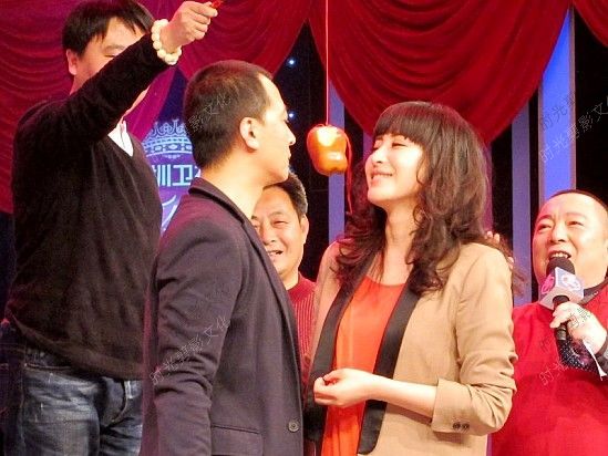 于洋王雅捷“咬苹果”