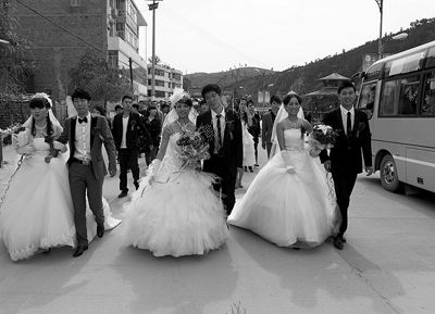 一天娶回三个儿媳妇