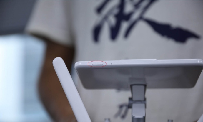 ?大疆精灵Phantom 4 Pro +,+的并不仅仅是显示器